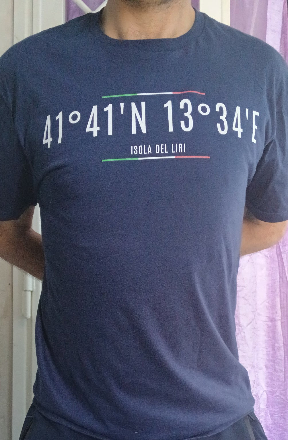 T-shirt blu GALESPORT Isola del Liri con coordinate indossata