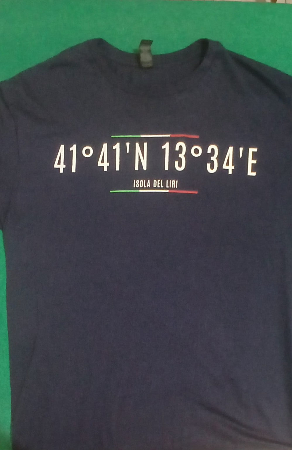 T-shirt blu Isola del Liri con coordinate e dettagli tricolore